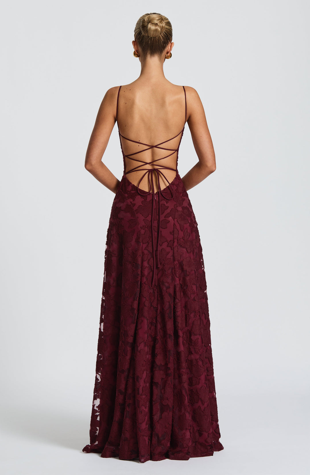 Robe maxi femme avec décolleté en cascade, bretelles spaghetti, motif floral et lacets au dos