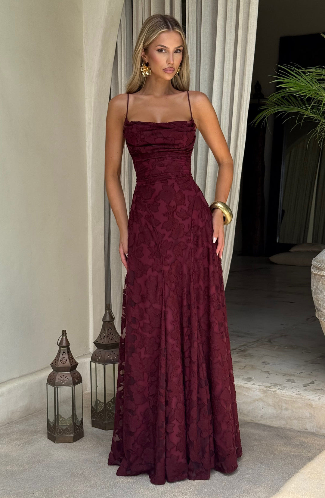 Robe maxi femme avec décolleté en cascade, bretelles spaghetti, motif floral et lacets au dos