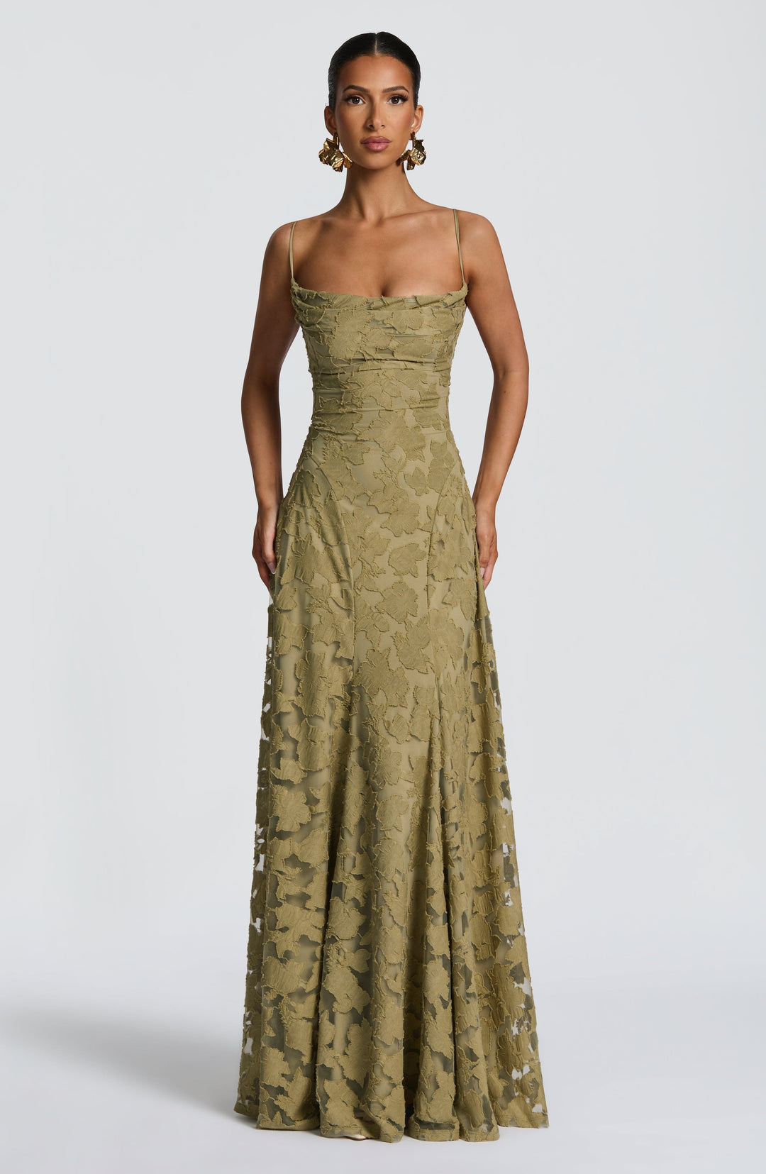 Robe maxi femme avec décolleté en cascade, bretelles spaghetti, motif floral et lacets au dos