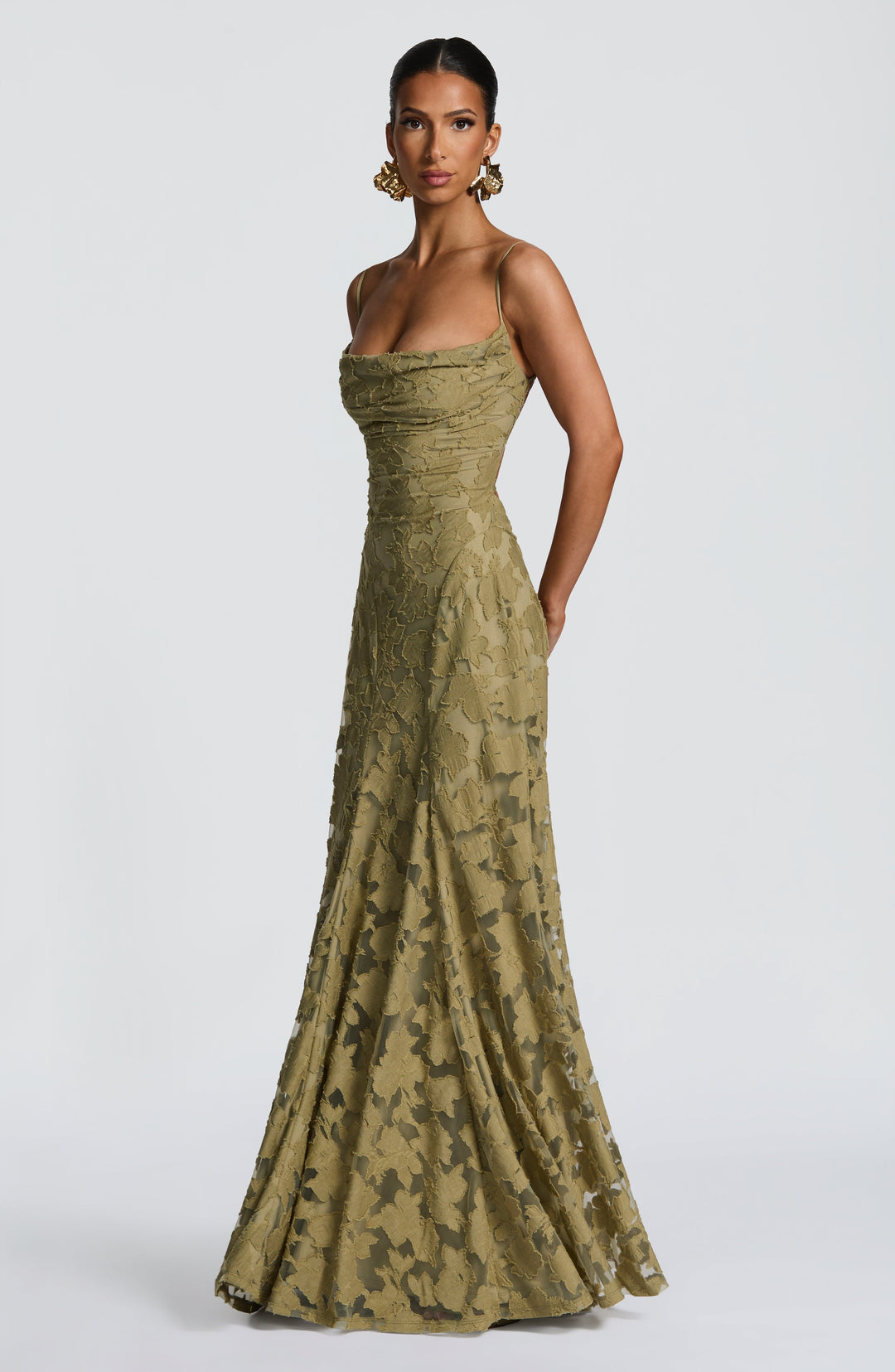 Robe maxi femme avec décolleté en cascade, bretelles spaghetti, motif floral et lacets au dos