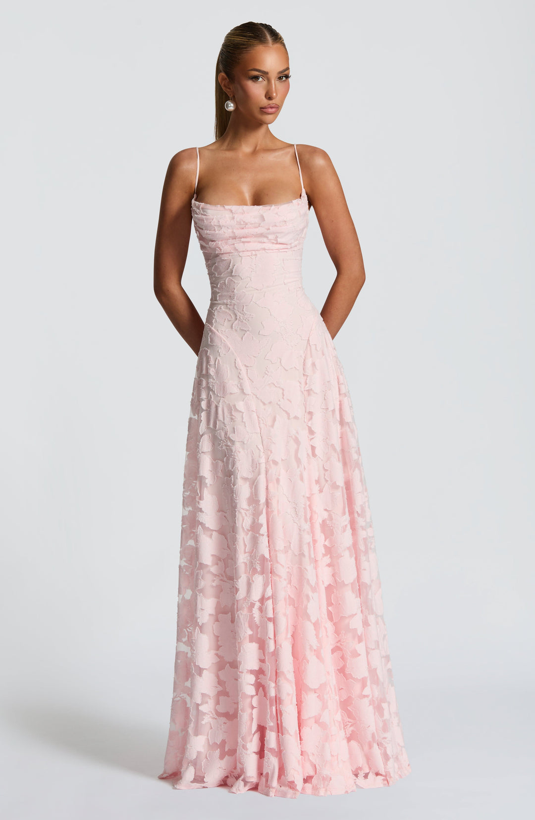 Robe maxi femme avec décolleté en cascade, bretelles spaghetti, motif floral et lacets au dos