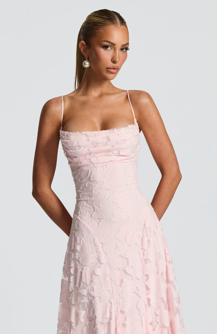 Robe maxi femme avec décolleté en cascade, bretelles spaghetti, motif floral et lacets au dos