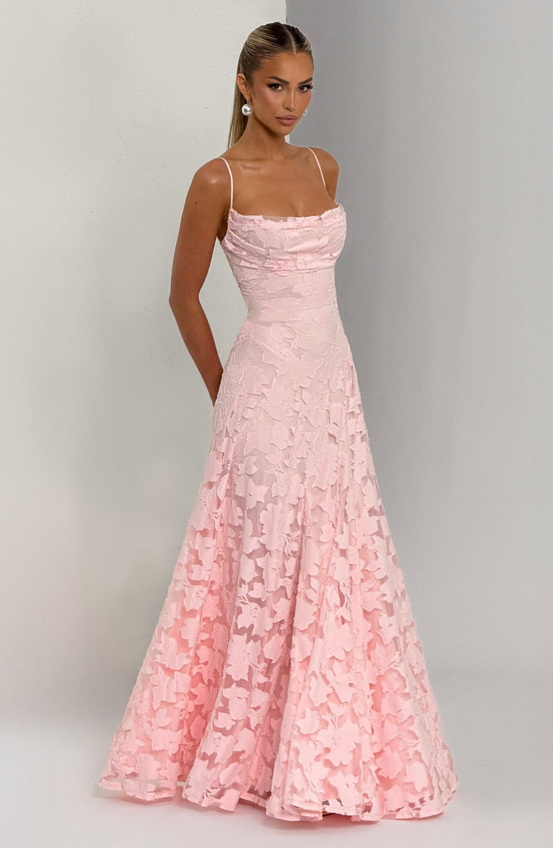 Robe maxi femme avec décolleté en cascade, bretelles spaghetti, motif floral et lacets au dos