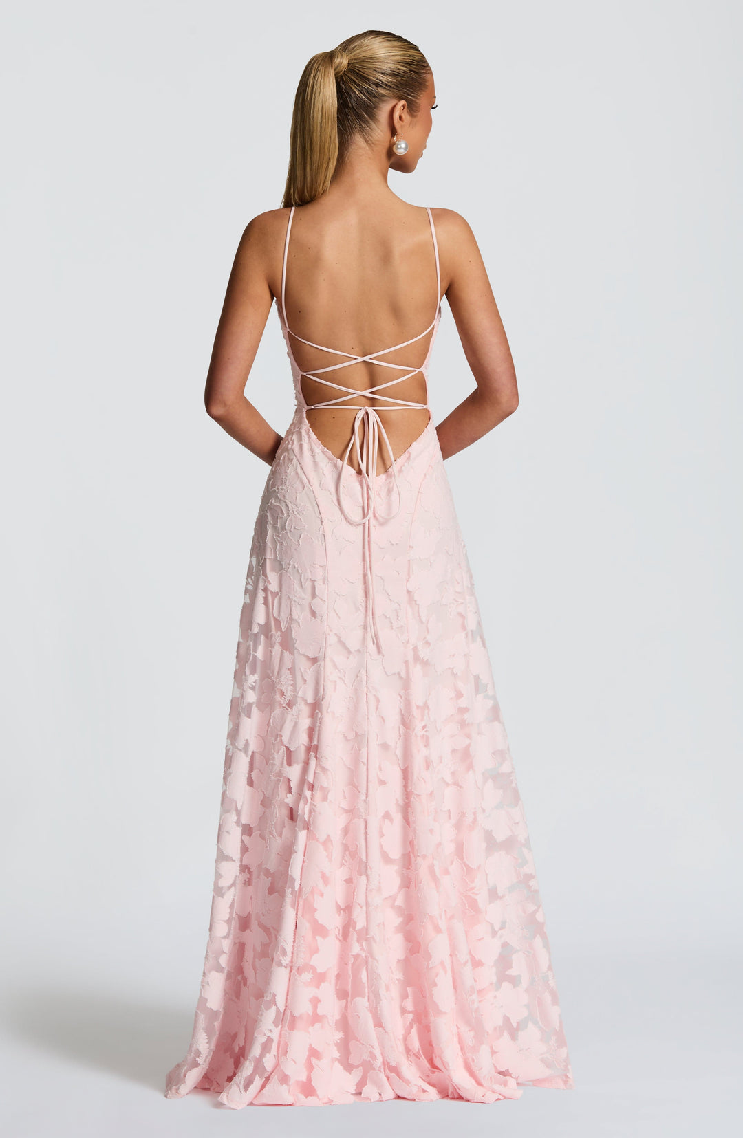 Robe maxi femme avec décolleté en cascade, bretelles spaghetti, motif floral et lacets au dos