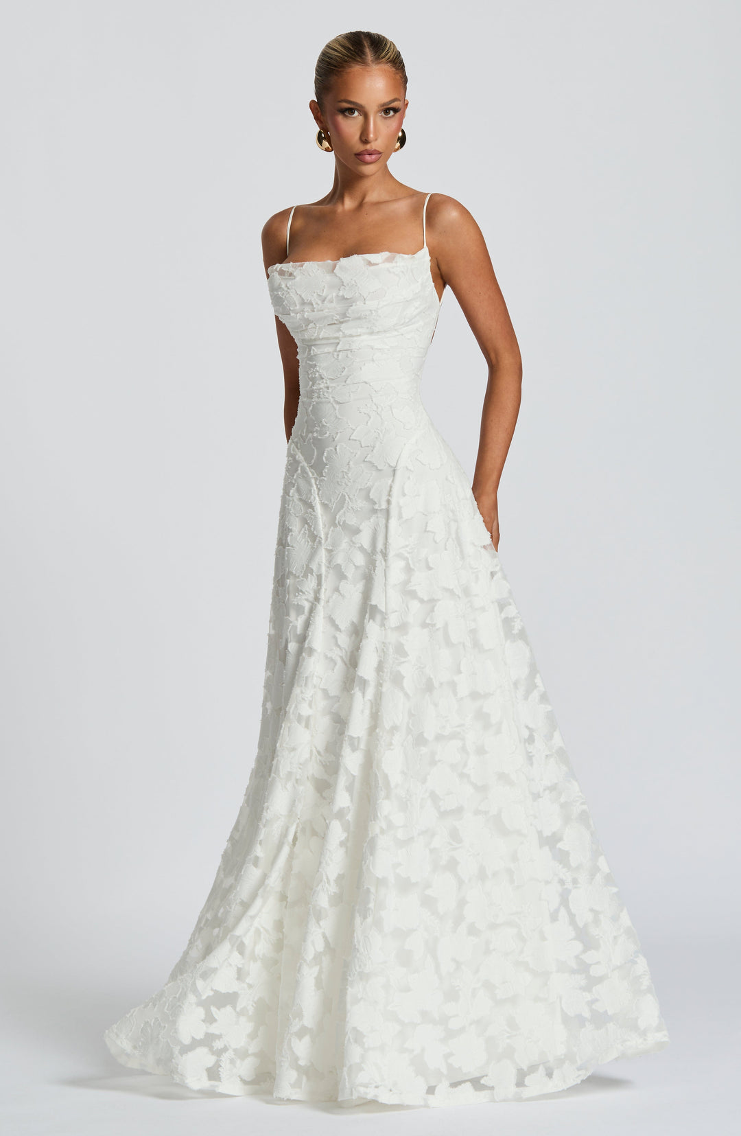 Robe maxi femme avec décolleté en cascade, bretelles spaghetti, motif floral et lacets au dos