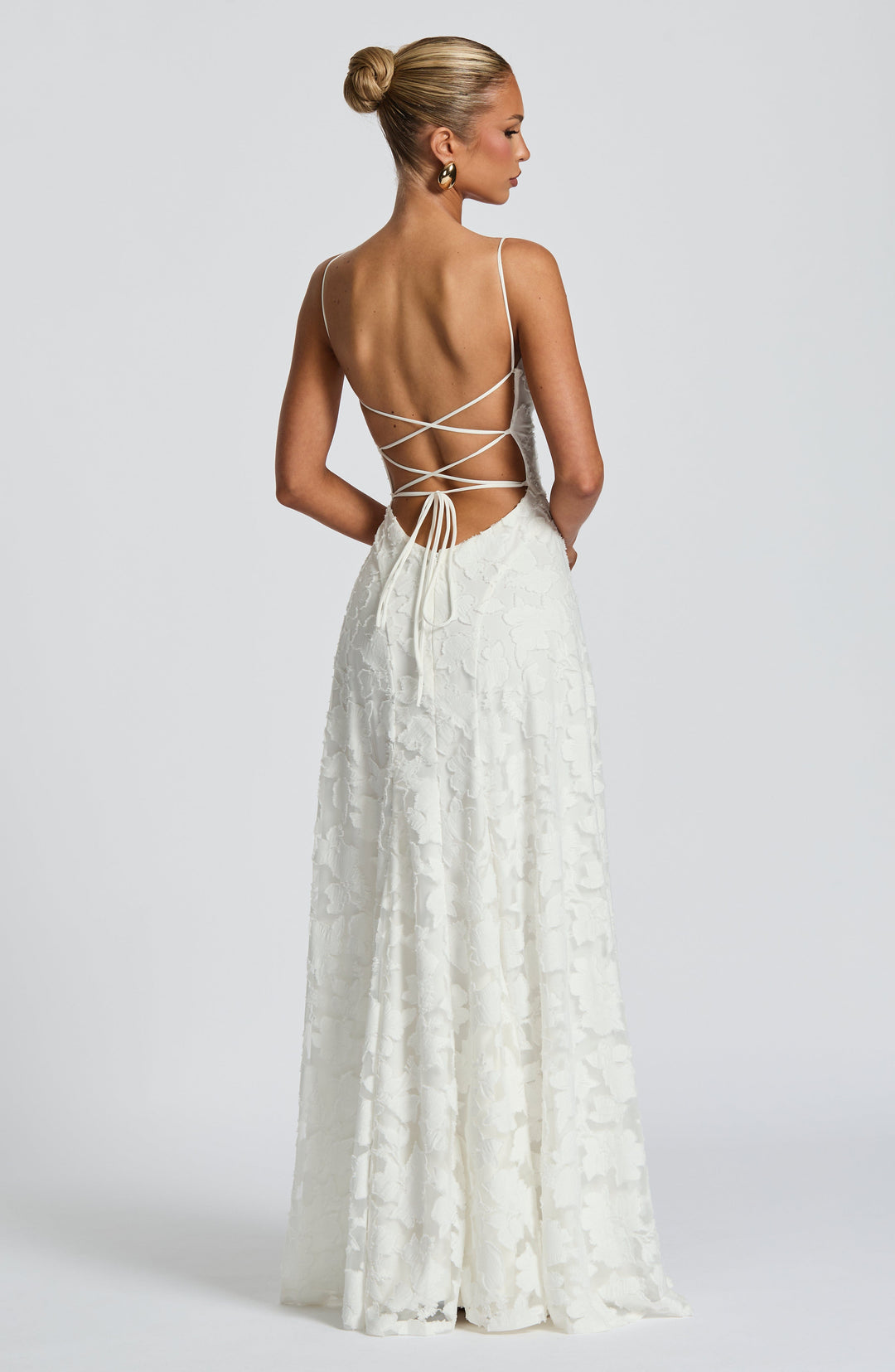 Robe maxi femme avec décolleté en cascade, bretelles spaghetti, motif floral et lacets au dos