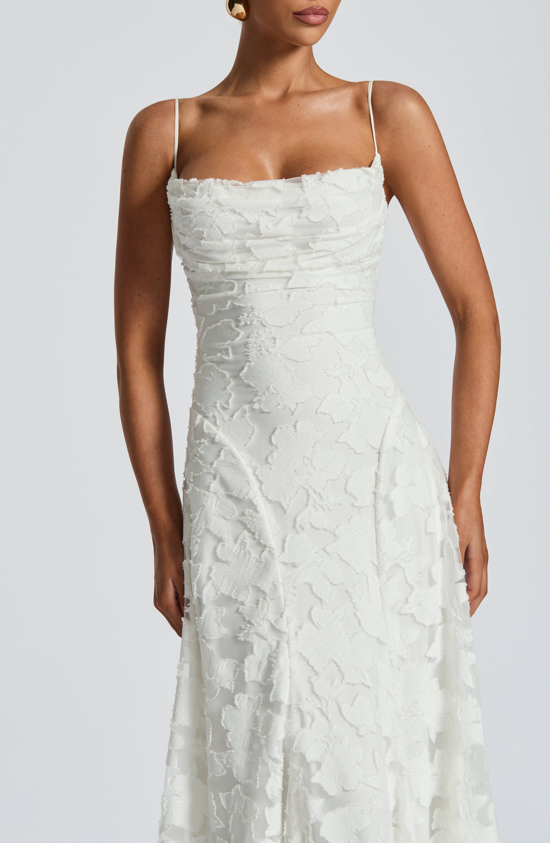 Robe maxi femme avec décolleté en cascade, bretelles spaghetti, motif floral et lacets au dos