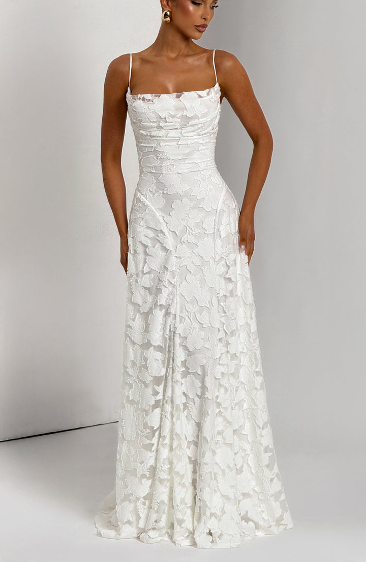 Robe maxi femme avec décolleté en cascade, bretelles spaghetti, motif floral et lacets au dos