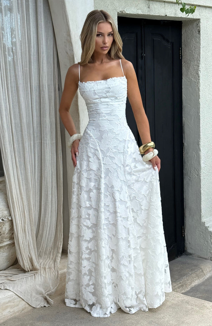 Robe maxi femme avec décolleté en cascade, bretelles spaghetti, motif floral et lacets au dos