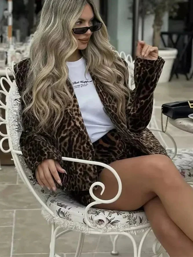 Ensemble femme à motif léopard avec blazer court à revers en pointe et mini-jupe