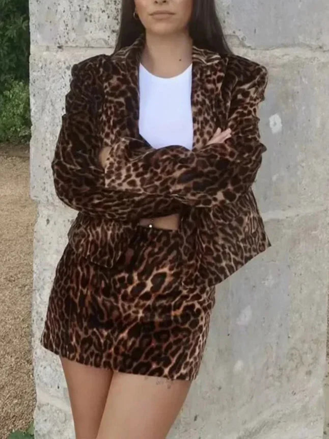 Ensemble pour femmes avec blazer cropped à revers en pointe et mini-jupe à motif léopard