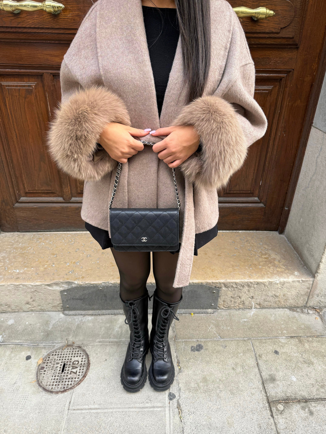 Manteau pour femmes avec col châle, ceinture à nouer, manchettes en peluche et devant ouvert