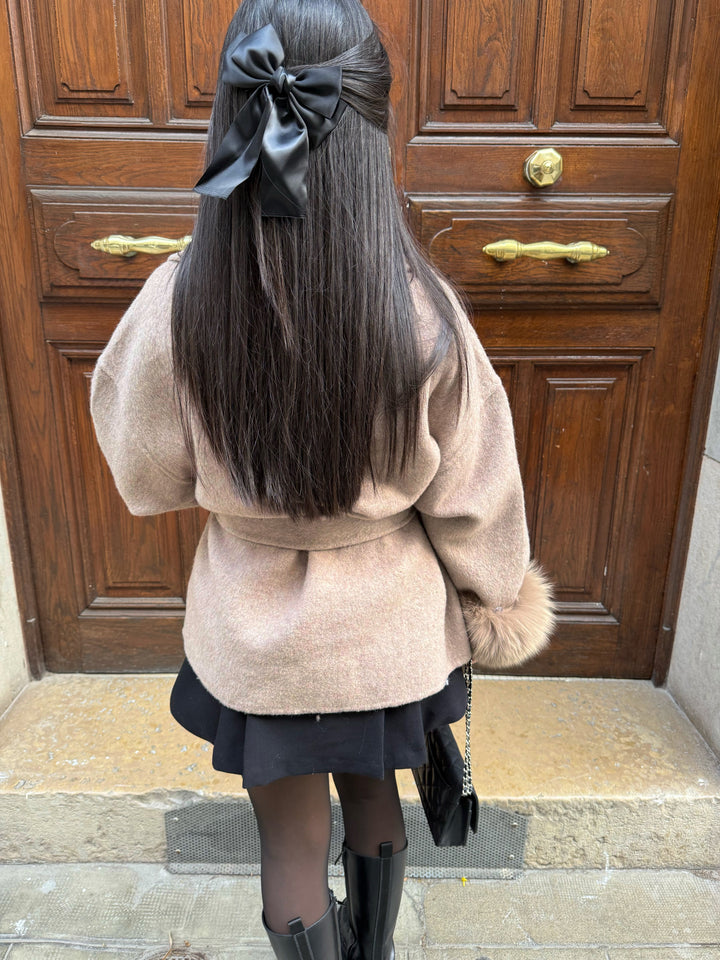 Manteau pour femmes avec col châle, ceinture à nouer, manchettes en peluche et devant ouvert
