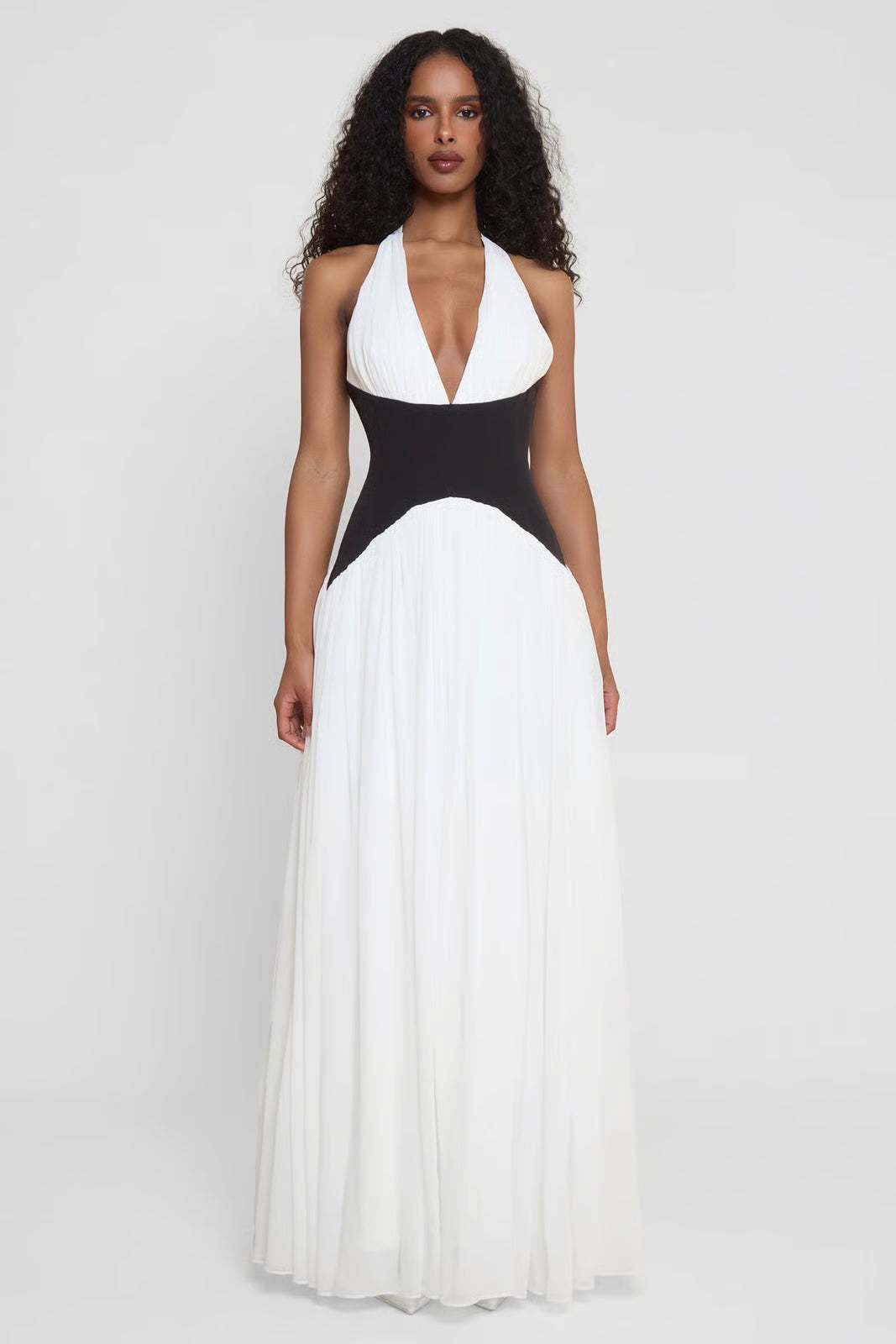 Robe Maxi Femme avec Encolure Halter, Panneau de Taille Noir et Jupe Plissée Blanche