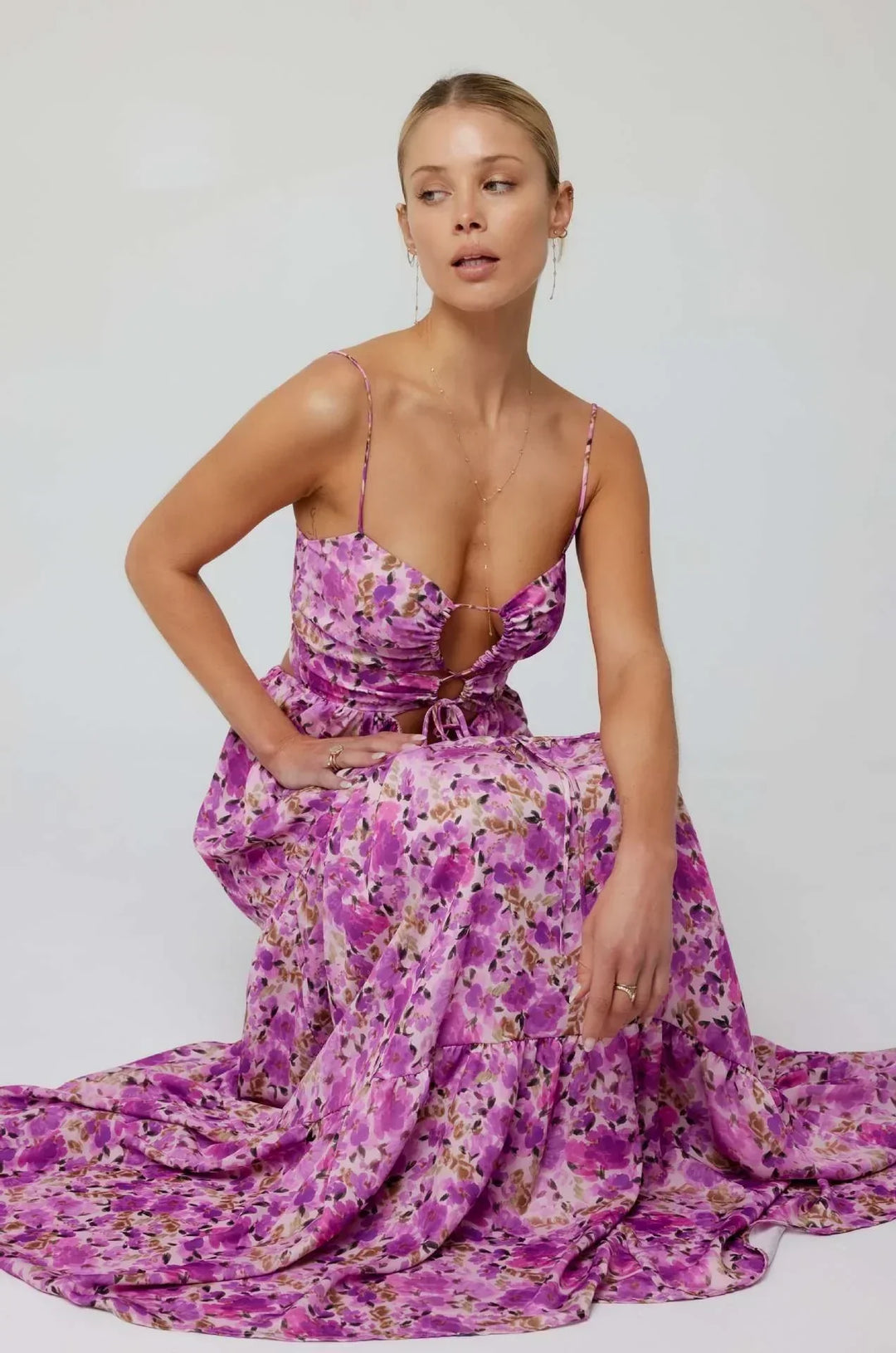 Robe maxi femme avec motif floral et découpes, jupe à volants et bretelles spaghetti