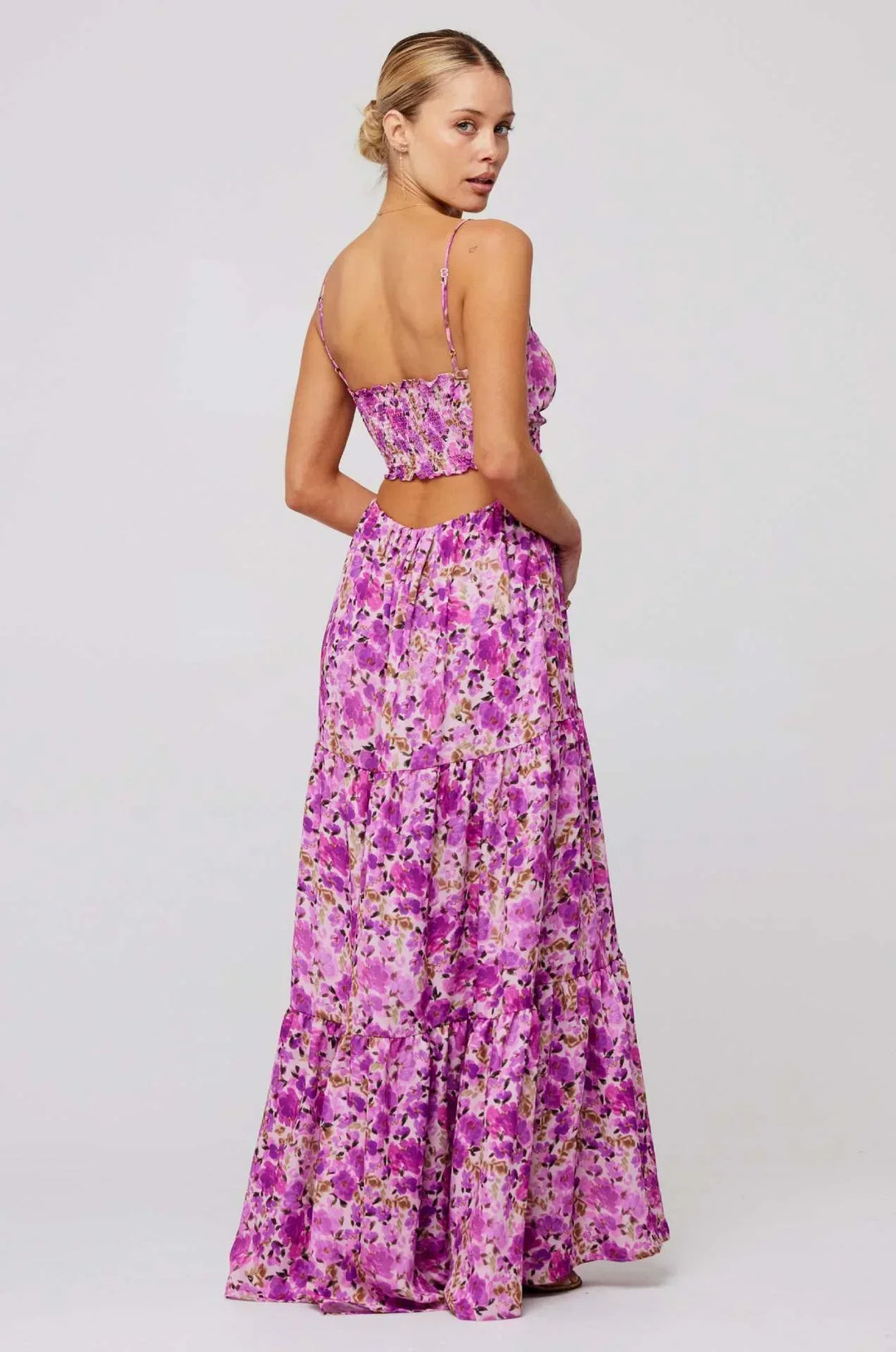Robe maxi femme avec motif floral et découpes, jupe à volants et bretelles spaghetti
