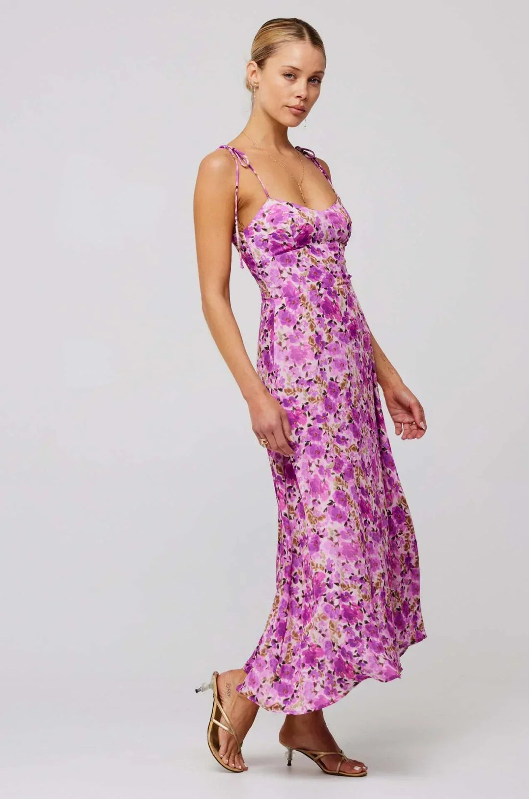 Robe maxi femme avec motif floral et découpes, jupe à volants et bretelles spaghetti