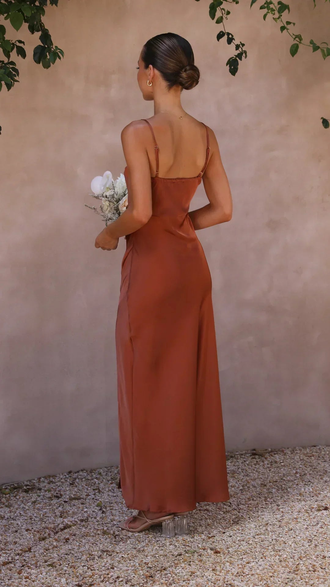 Robe maxi femme avec décolleté carré, bretelles spaghetti, fronces latérales et fente sur la jambe
