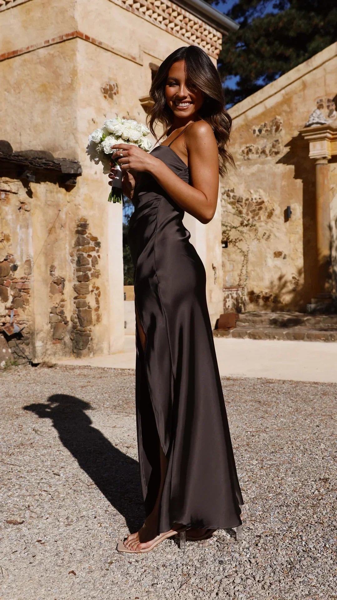 Robe maxi femme avec décolleté carré, bretelles spaghetti, fronces latérales et fente sur la jambe