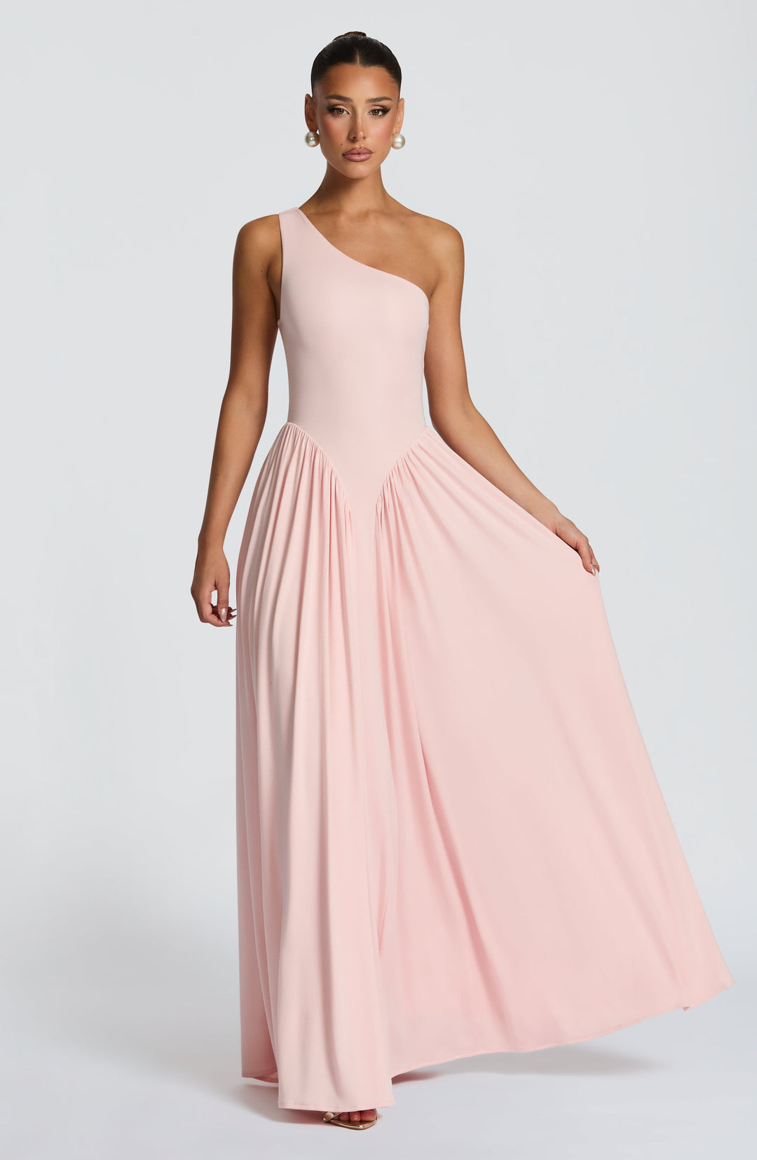 Robe maxi femme avec décolleté asymétrique et panneaux froncés à la taille