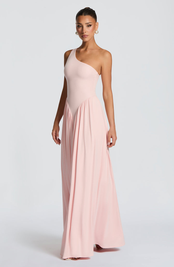 Robe maxi femme avec décolleté asymétrique et panneaux froncés à la taille