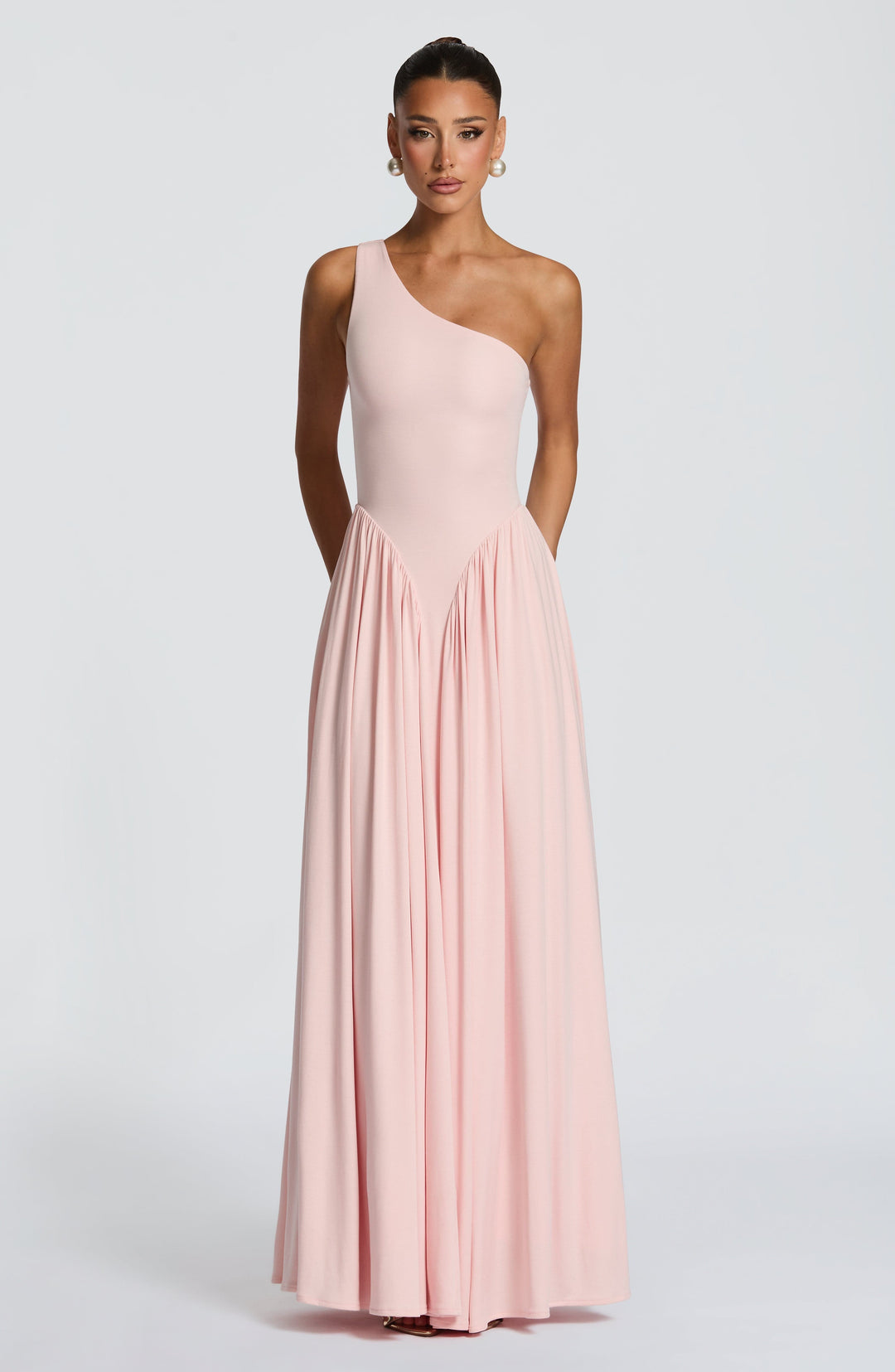 Robe maxi femme avec décolleté asymétrique et panneaux froncés à la taille