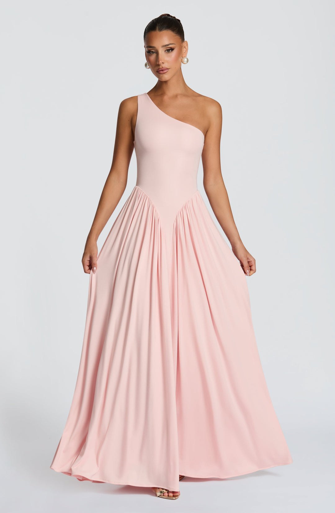 Robe maxi femme avec décolleté asymétrique et panneaux froncés à la taille