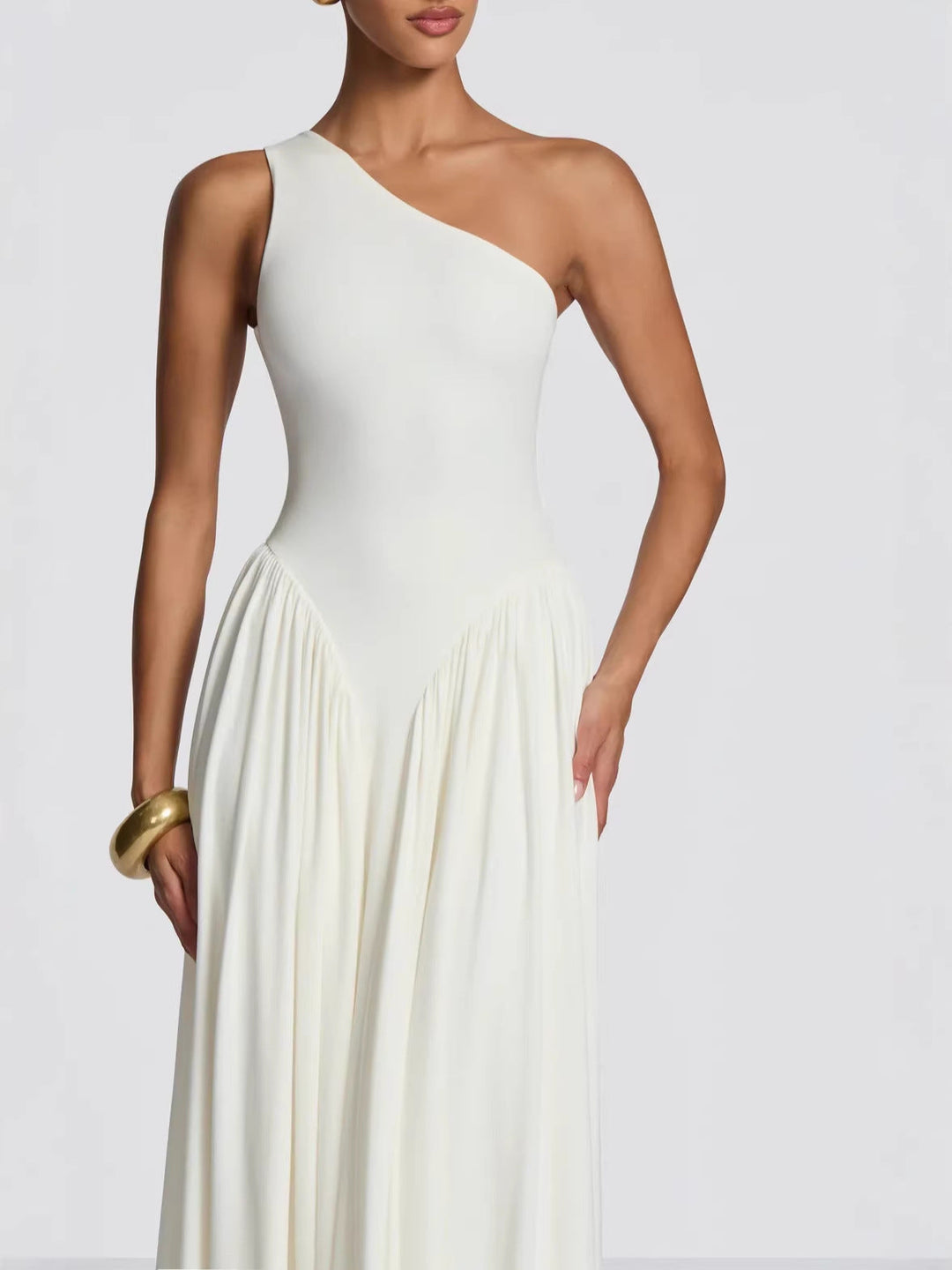 Robe maxi femme avec décolleté asymétrique et panneaux froncés à la taille