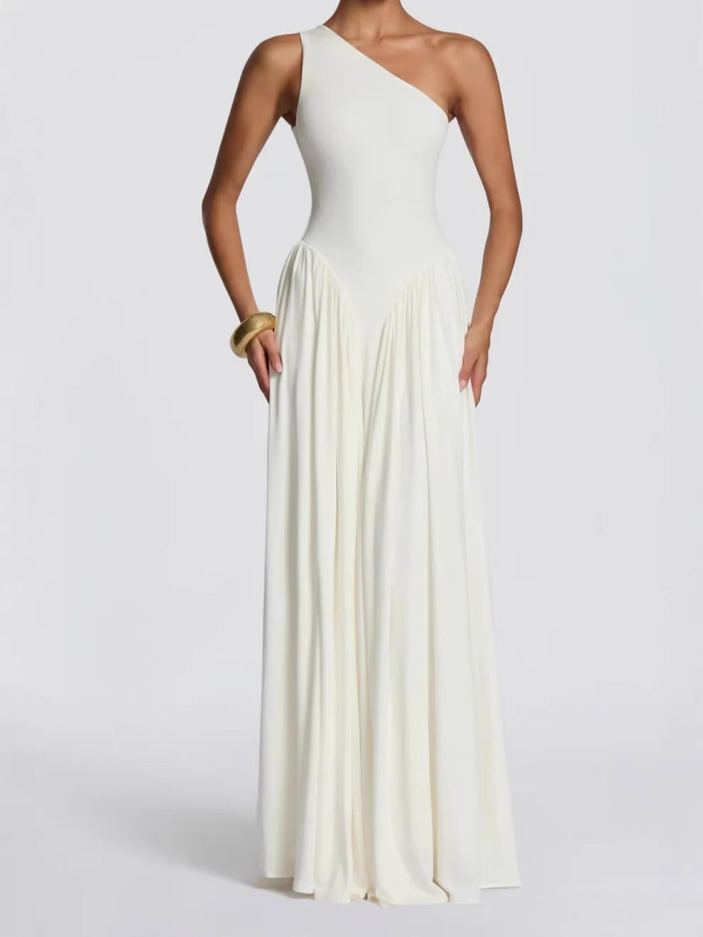 Robe maxi femme avec décolleté asymétrique et panneaux froncés à la taille