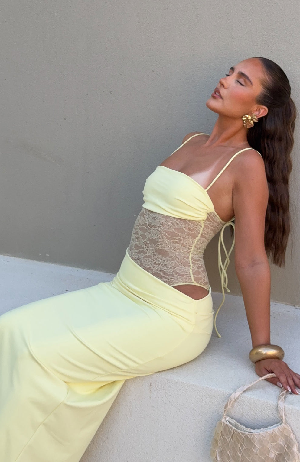 Robe maxi femme avec décolleté droit et bretelles spaghetti doubles avec insert en dentelle florale