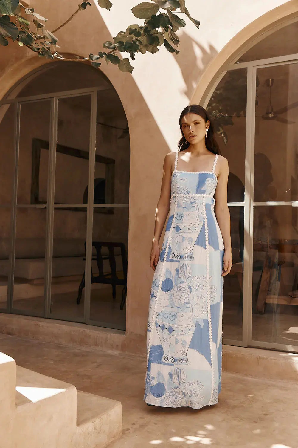Robe maxi femme avec décolleté droit et bretelles fines avec bordure décorative et motif imprimé illustratif