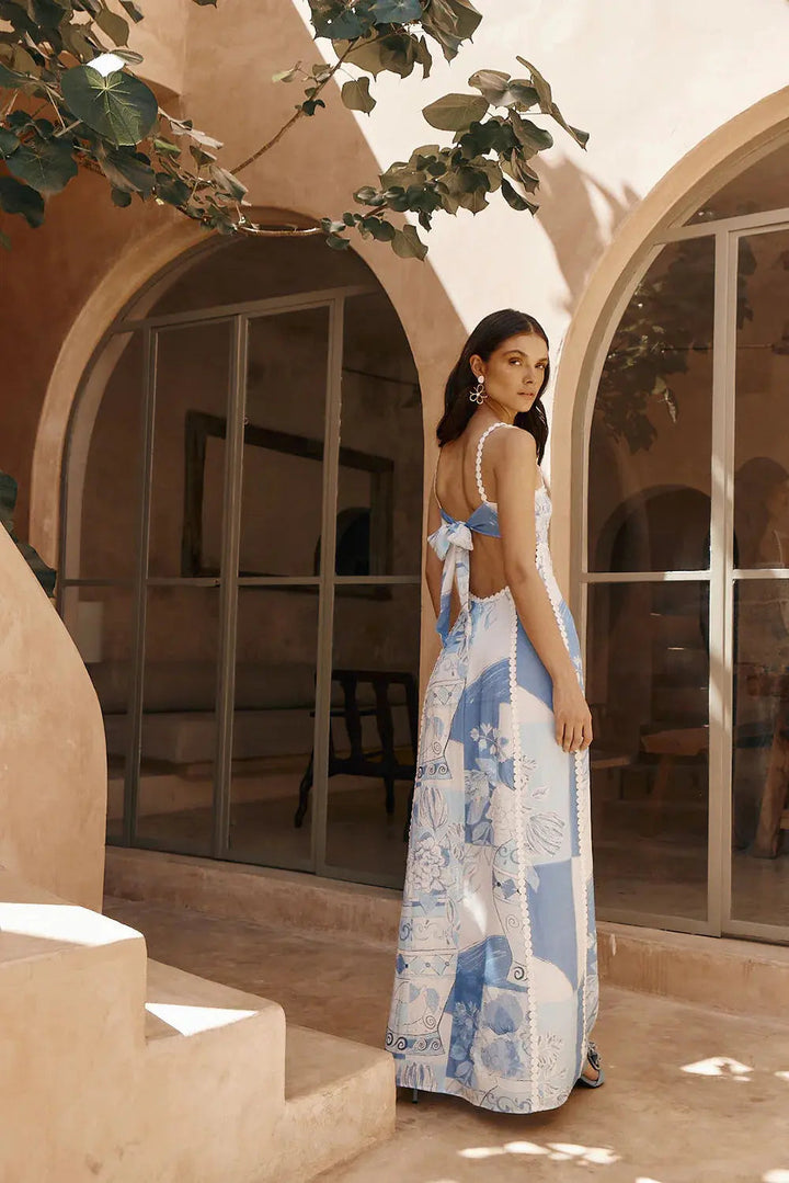 Robe maxi femme avec décolleté droit et bretelles fines avec bordure décorative et motif imprimé illustratif