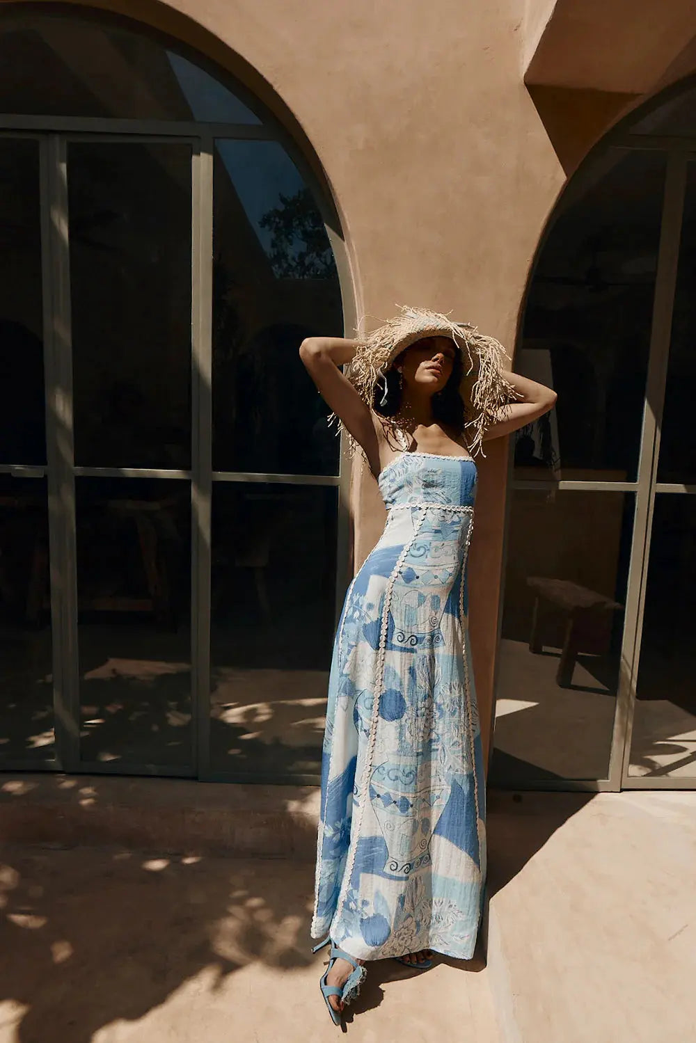 Robe maxi femme avec décolleté droit et bretelles fines avec bordure décorative et motif imprimé illustratif