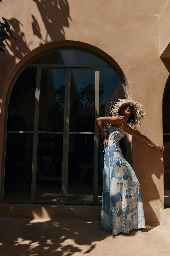 Robe maxi femme avec décolleté droit et bretelles fines avec bordure décorative et motif imprimé illustratif