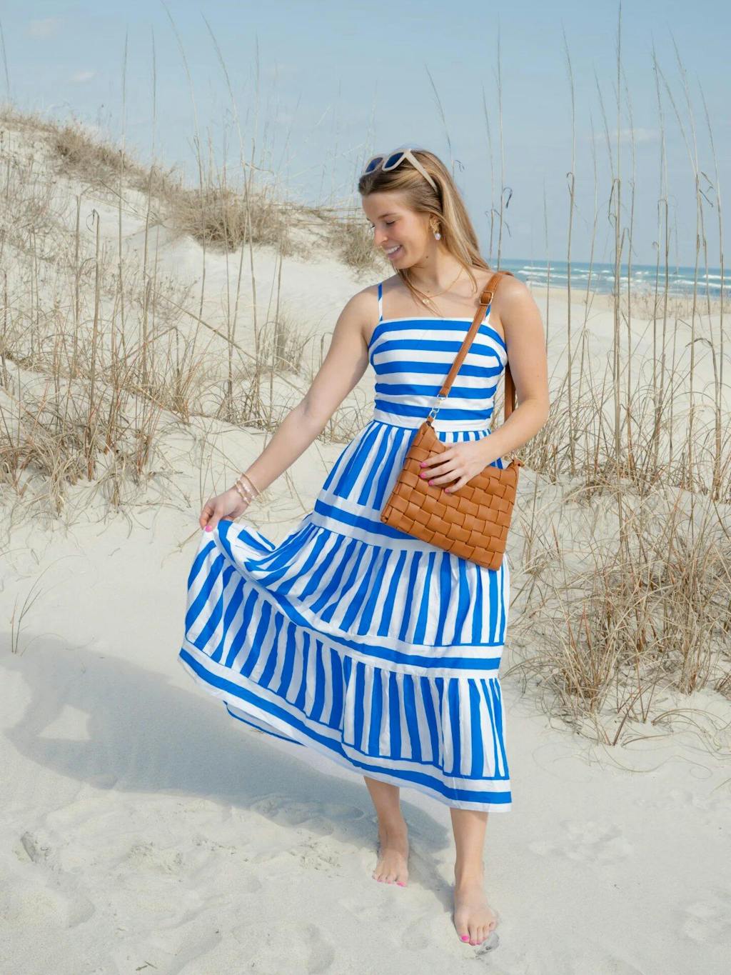 Robe maxi pour femmes avec décolleté droit et bretelles spaghetti, jupe à volants et motif rayé