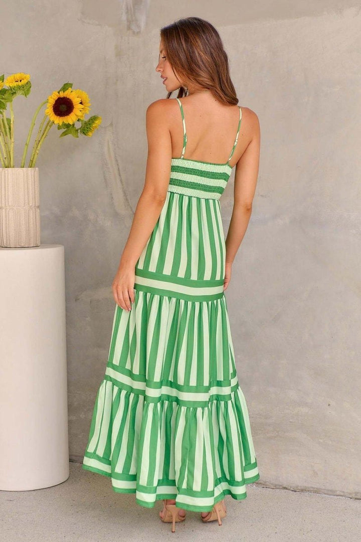 Robe maxi pour femmes avec décolleté droit et bretelles spaghetti, jupe à volants et motif rayé