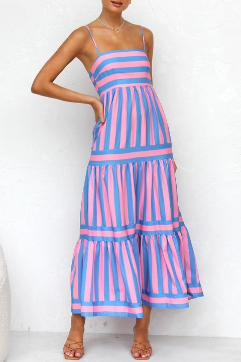 Robe maxi pour femmes avec décolleté droit et bretelles spaghetti, jupe à volants et motif rayé
