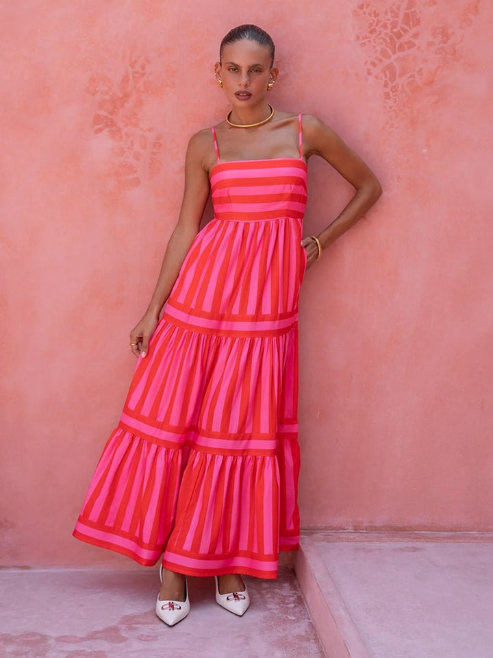 Robe maxi pour femmes avec décolleté droit et bretelles spaghetti, jupe à volants et motif rayé