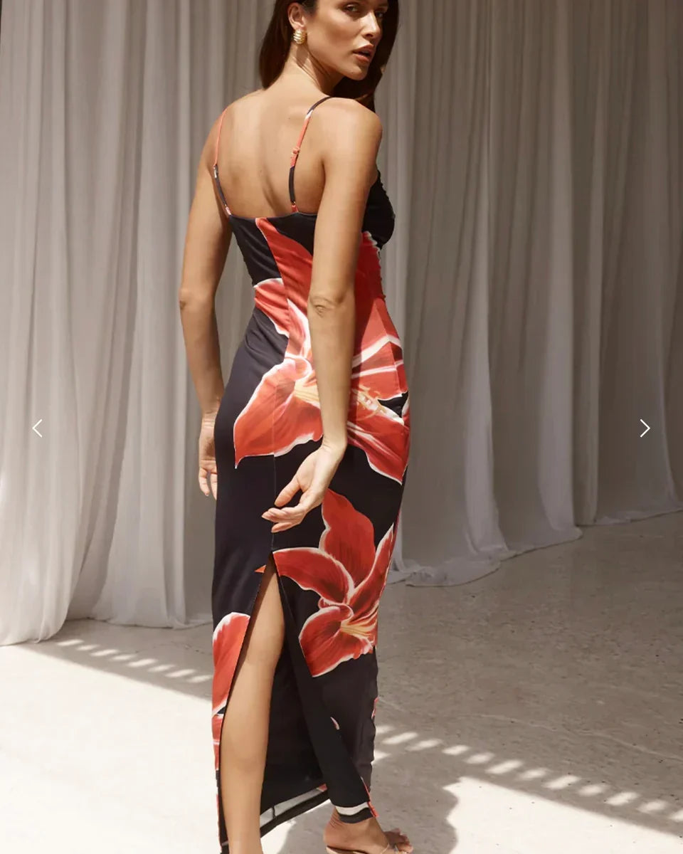 Robe maxi femme avec un grand motif floral, décolleté droit et bretelles spaghetti