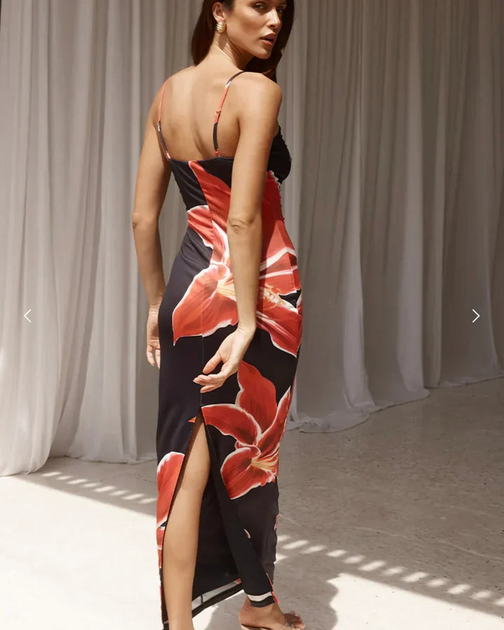 Robe maxi femme avec un grand motif floral, décolleté droit et bretelles spaghetti