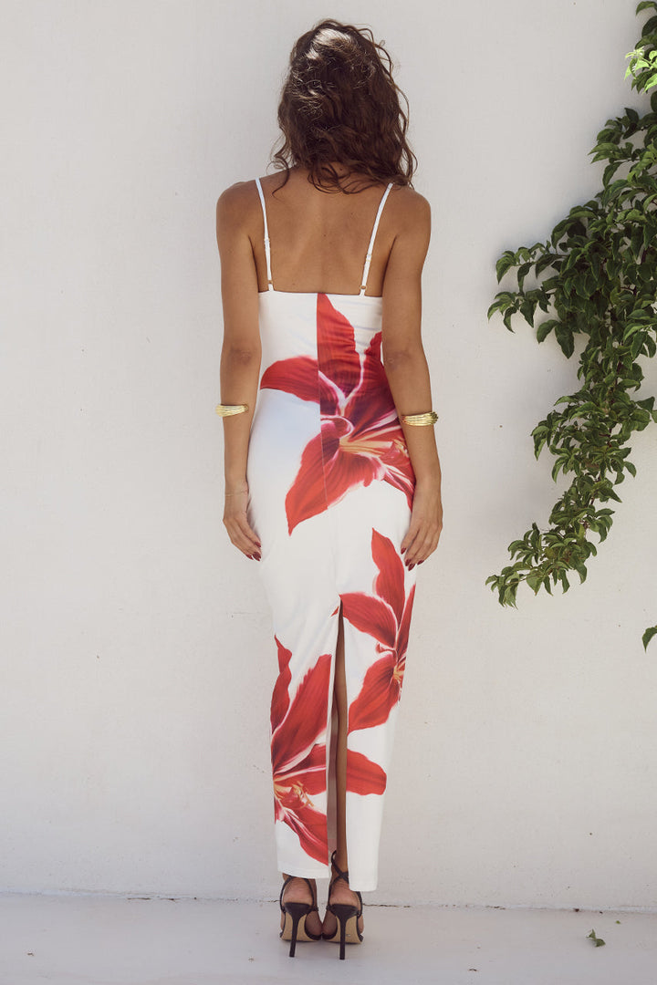 Robe maxi femme avec un grand motif floral, décolleté droit et bretelles spaghetti