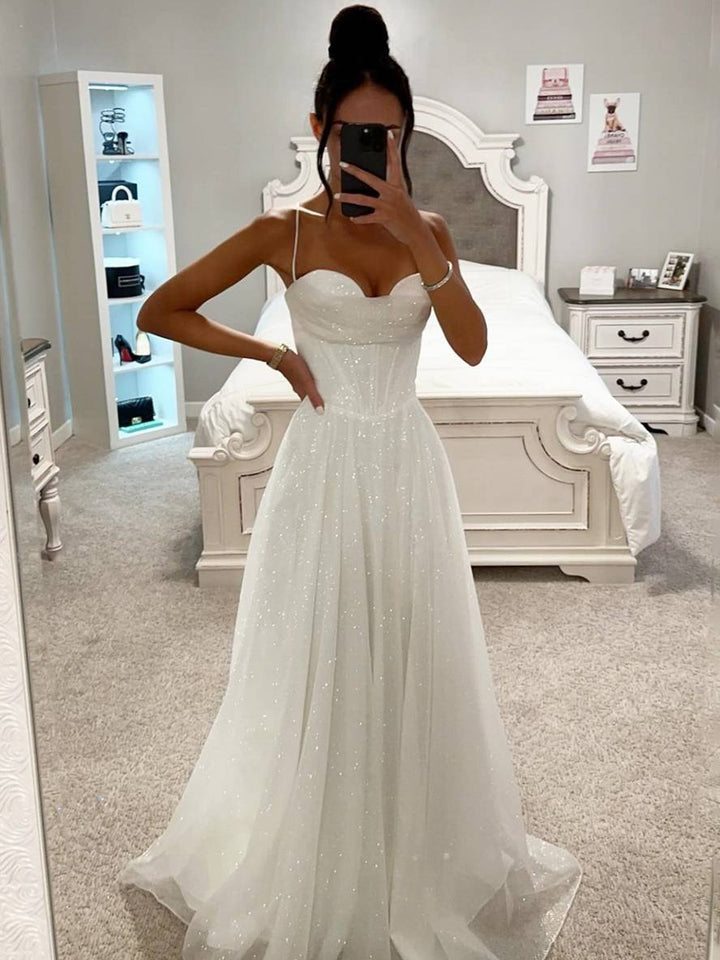 Robe maxi femme avec décolleté en cœur, bretelles spaghetti et jupe en tulle scintillant