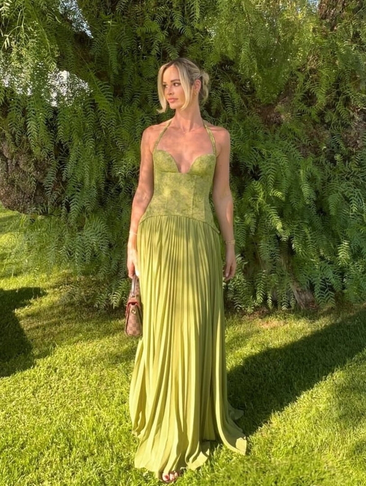 Robe maxi pour femmes avec décolleté en cœur et jupe plissée