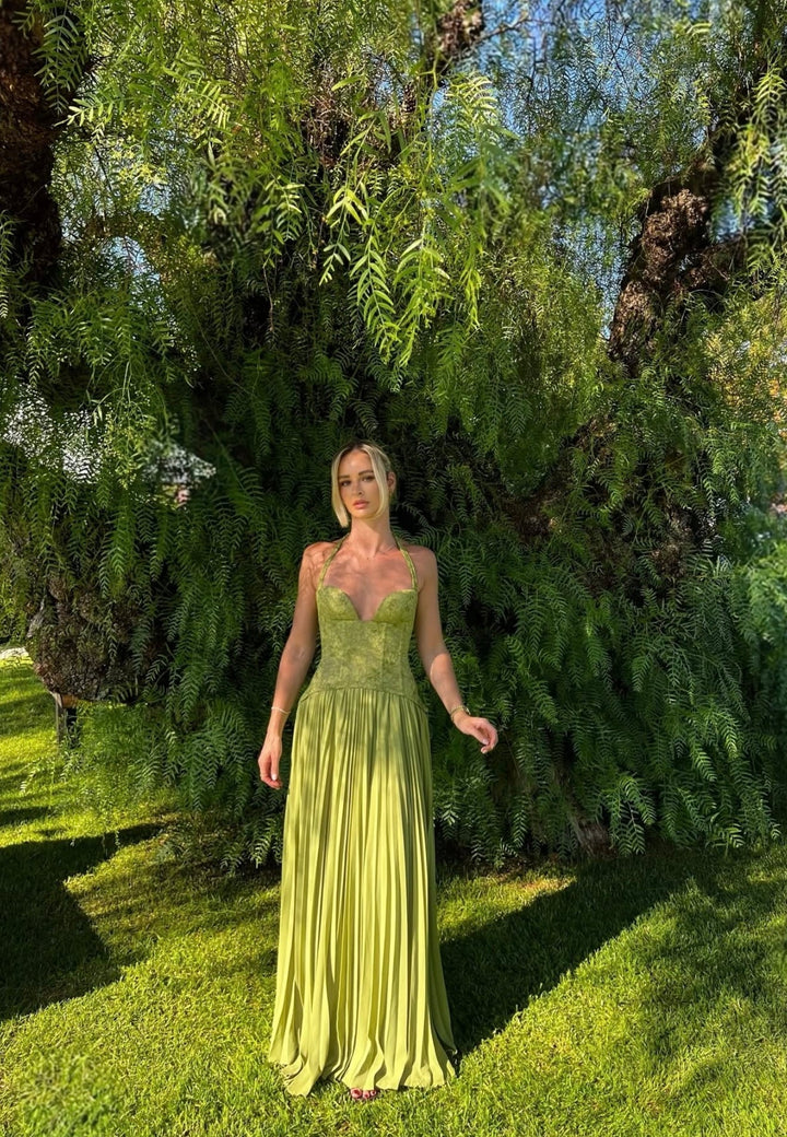 Robe maxi pour femmes avec décolleté en cœur et jupe plissée