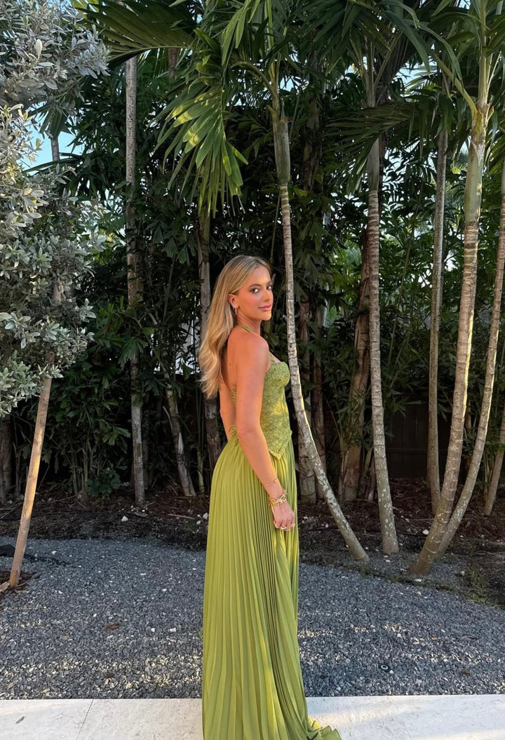 Robe maxi pour femmes avec décolleté en cœur et jupe plissée