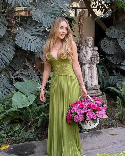 Robe maxi pour femmes avec décolleté en cœur et jupe plissée