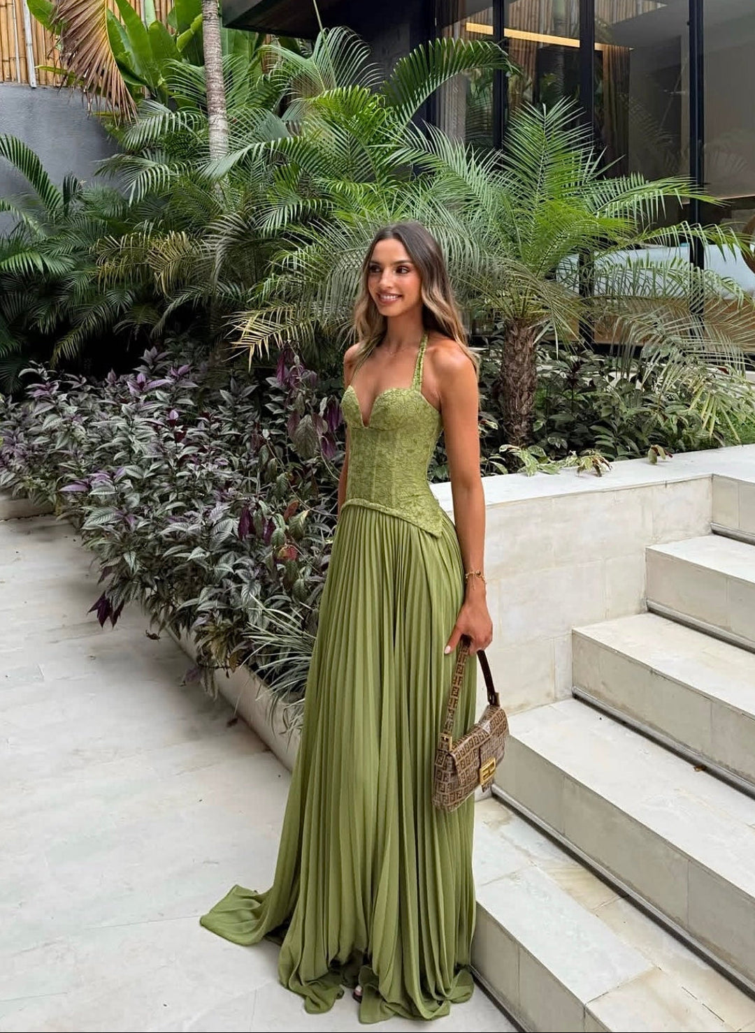 Robe maxi pour femmes avec décolleté en cœur et jupe plissée