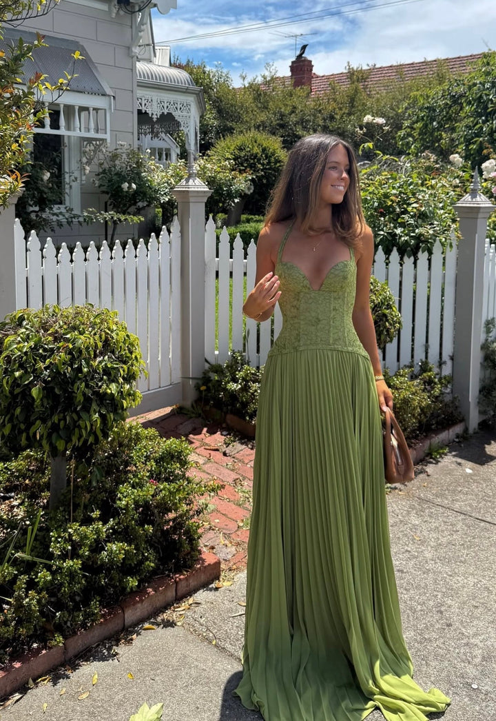 Robe maxi pour femmes avec décolleté en cœur et jupe plissée