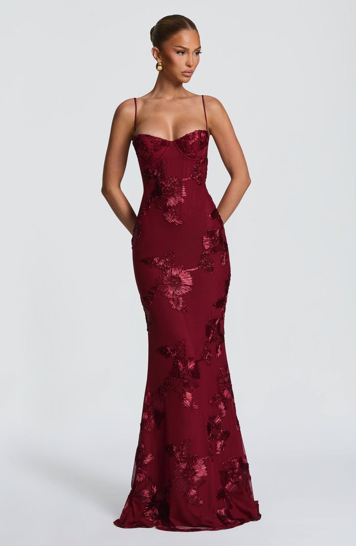 Robe maxi femme avec décolleté en cœur et bretelles spaghetti avec lacets au dos et applications florales