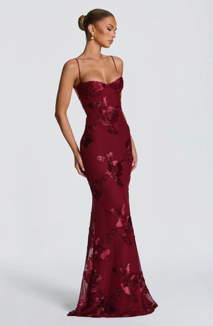 Robe maxi femme avec décolleté en cœur et bretelles spaghetti avec lacets au dos et applications florales